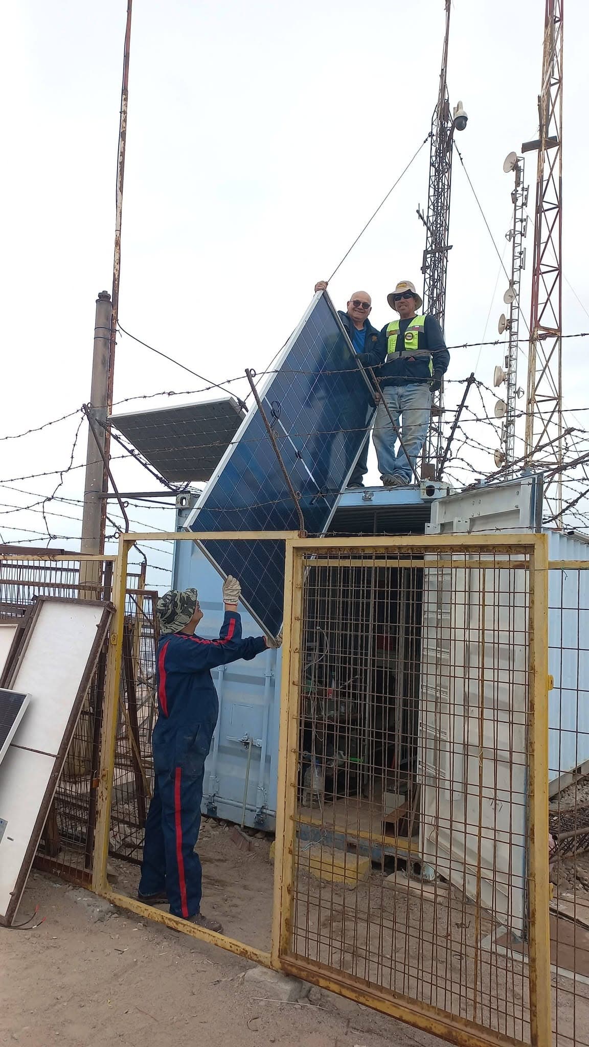 Equipo ETE realiza mantención de repetidora en Cerro Chuño