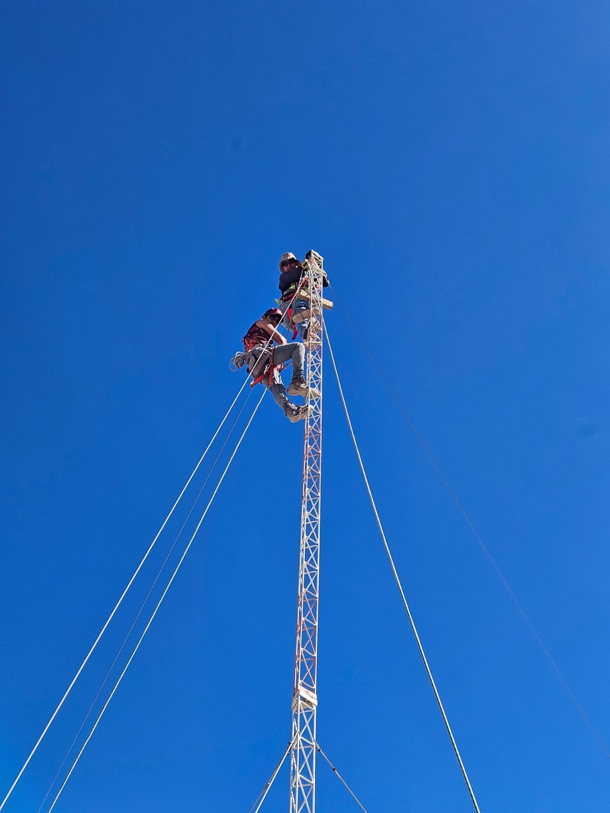 Radioaficionados de CE1RRA en actividad de terreno